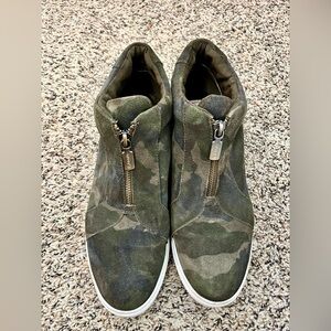 Blondo Glenda Camouflage Platform Zip-up Waterproof Sneakers